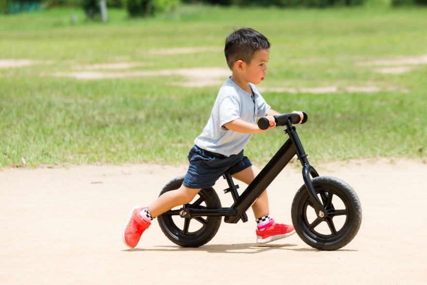 Vận động là một trong cách chăm sóc trẻ sơ sinh mùa đông