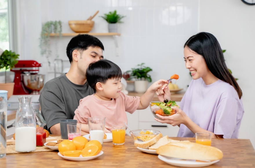 khi trẻ sức đề kháng yếu mẹ nên cho con ăn đa dạng dưỡng chất