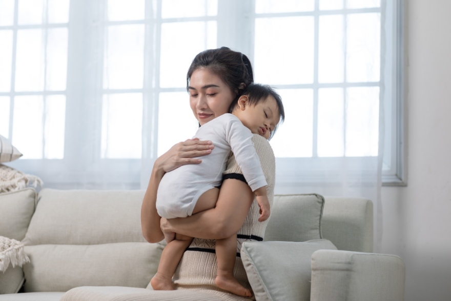 Vỗ ợ hơi là cách chữa sôi bụng ở trẻ sơ sinh dân gian.