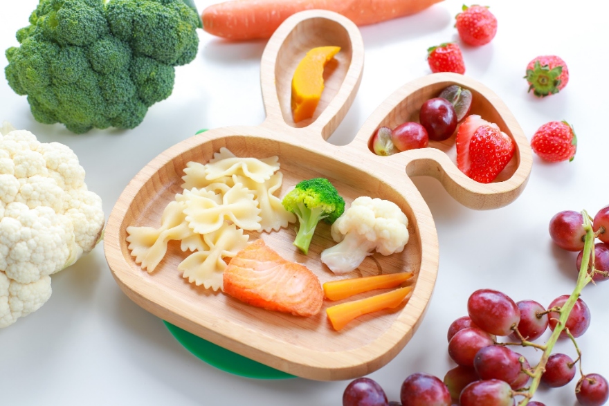 Chế độ ăn đầy đủ dinh dưỡng hỗ trợ củng cố miễn dịch cho trẻ