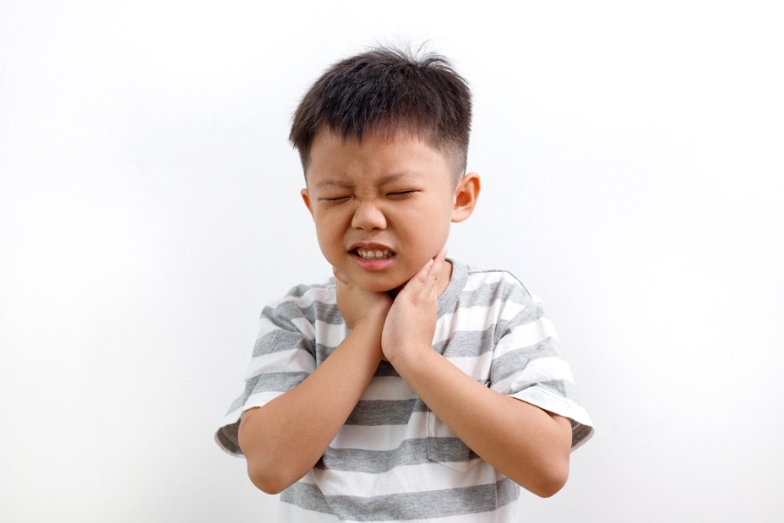 Nhiễm trùng đường hô hấp làm trẻ bị ho rát họng kéo dài