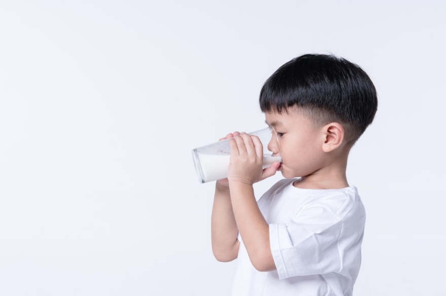 để hỗ trợ trẻ đề kháng yếu mẹ nên bổ sung sữa cho con