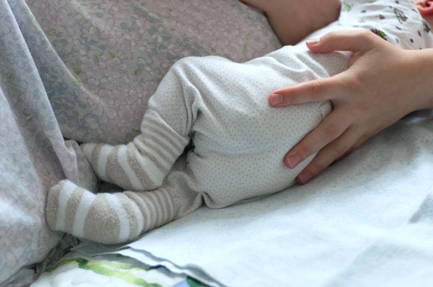 Trẻ sơ sinh ọc sữa có nên cho bú lại không và nên làm gì