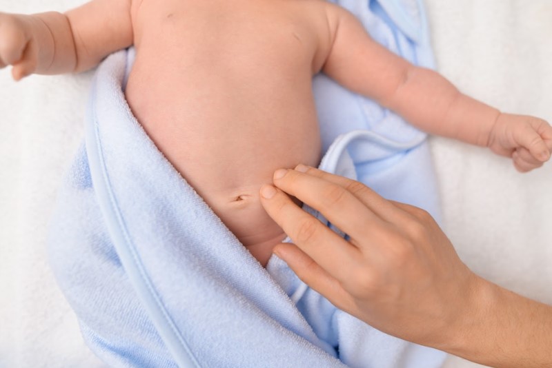 Bé 3 tháng xì hơi nhiều và thối phải làm sao