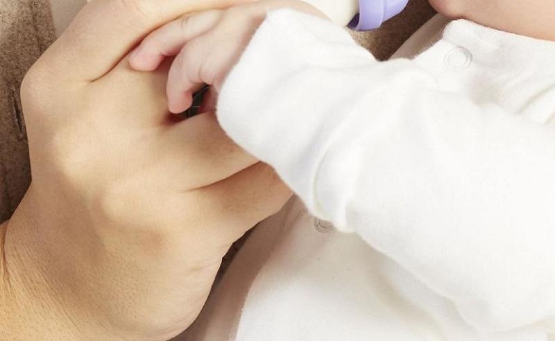 Bé bị táo bón có nên đổi sữa