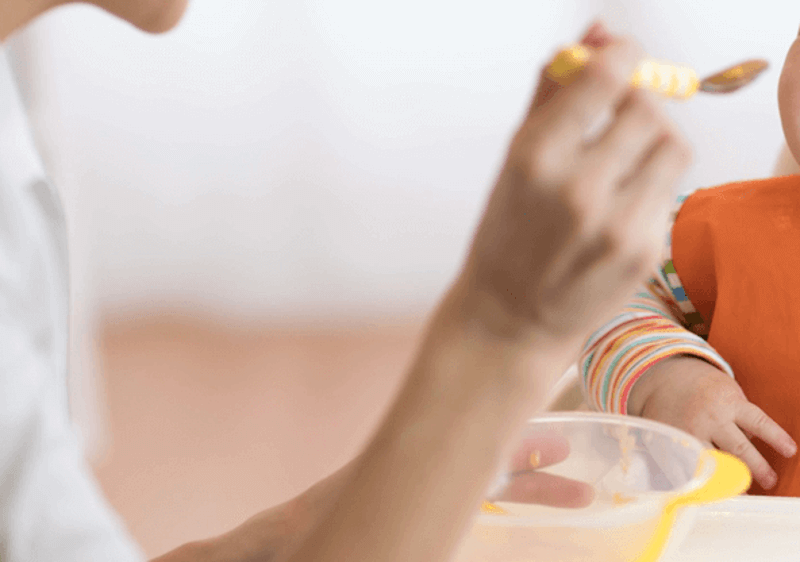 Bé mấy tháng ăn bột ăn dặm