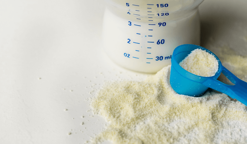 Bé uống sữa công thức bị bón phải làm sao