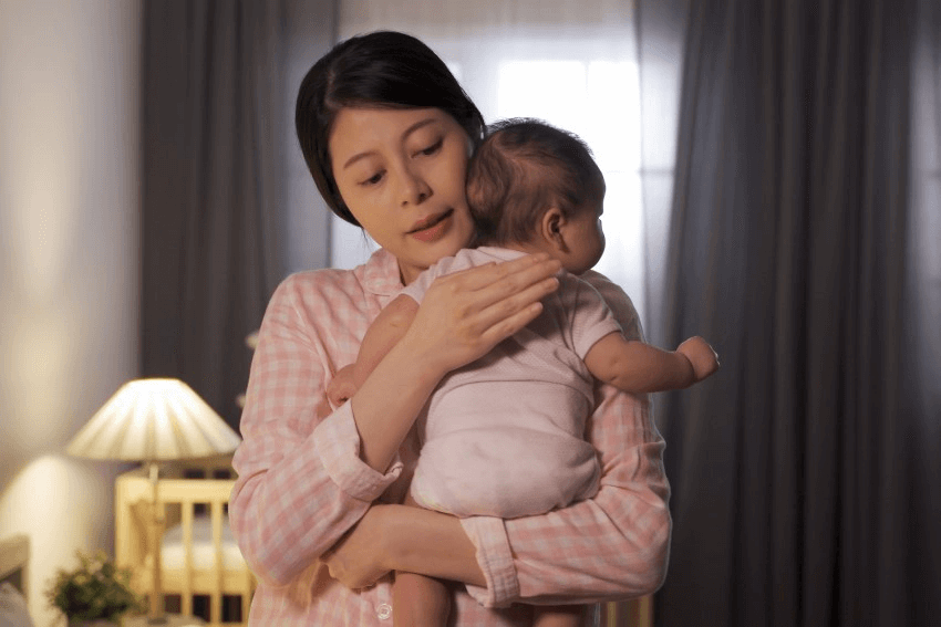 Cách bế trẻ 3 tháng tuổi kiểu vác vai