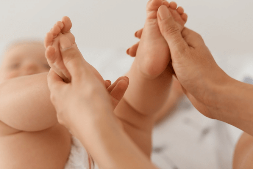 Có nên massage cho trẻ sơ sinh