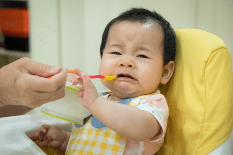 Dấu hiệu trẻ 10 tháng biếng ăn