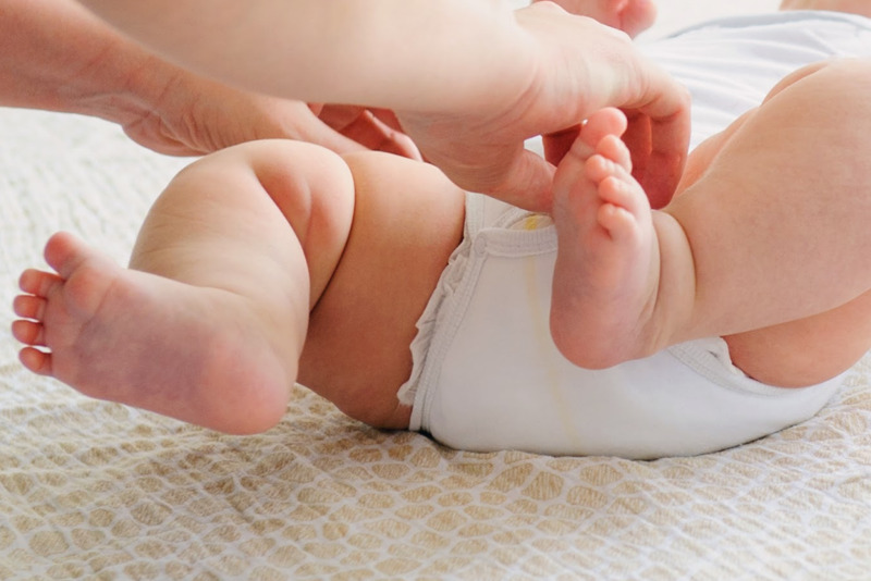 Cách matxa bụng cho bé bị táo bón