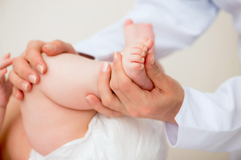 Massage cho bé tập ngồi