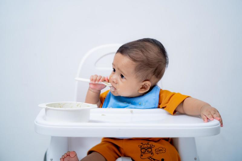 Nhận biết trẻ sơ sinh 5 tháng ăn dặm được chưa