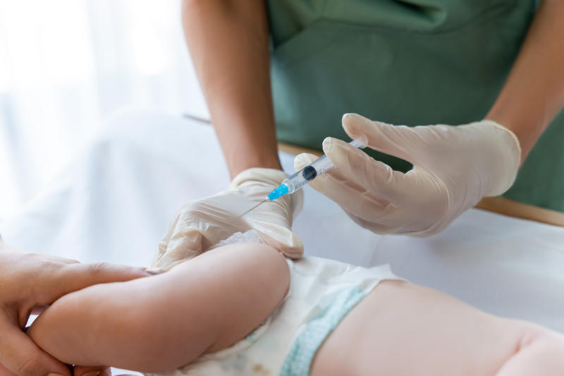 Trẻ 3 tháng mấy ngày không ị phải làm sao