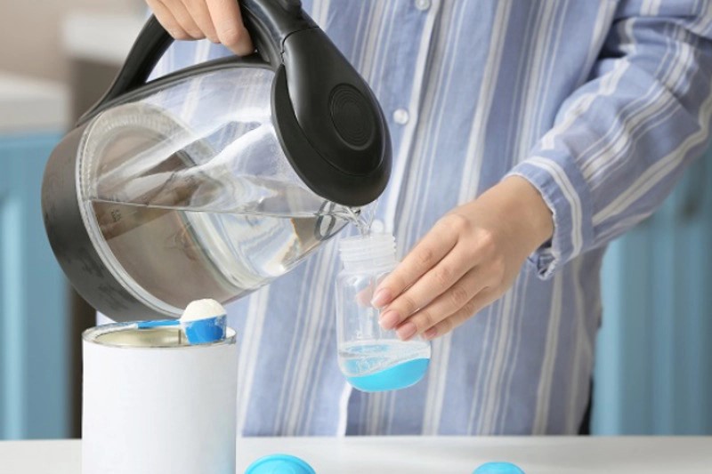 Trẻ 4 tháng tuổi uống bao nhiêu sữa 1 ngày