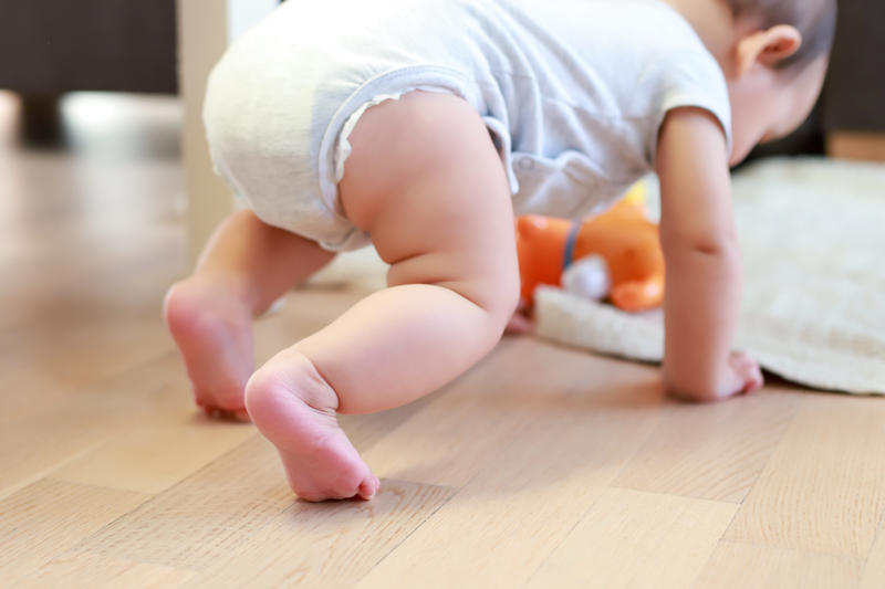 Trẻ biết ngồi trước hay bò trước