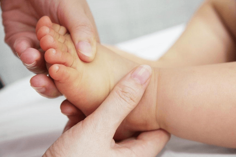 Lý do trẻ đi ngoài ra sợi màu đen