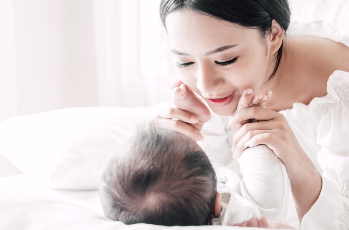 Cách chăm sóc trẻ đi phân lỏng màu vàng