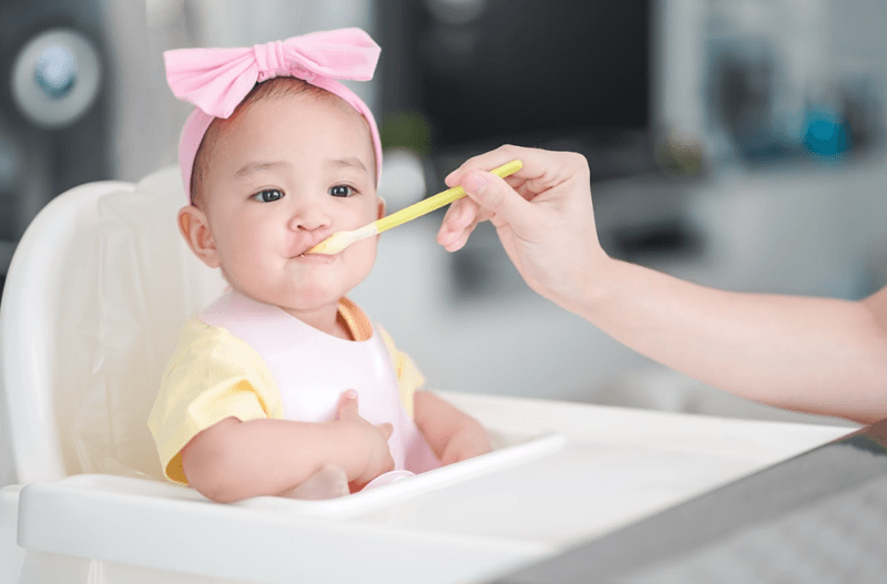 Trẻ sơ sinh bị đầy hơi phải làm sao