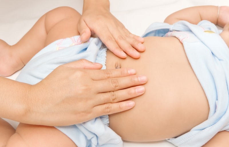 Trẻ sơ sinh bị sôi bụng đi ngoài có bọt