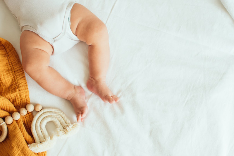 Trẻ sơ sinh giật mình nhiều có sao không