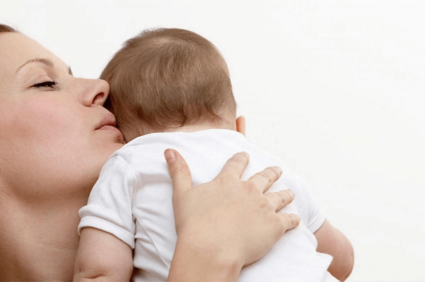 Trẻ sơ sinh ngủ ít có sao không