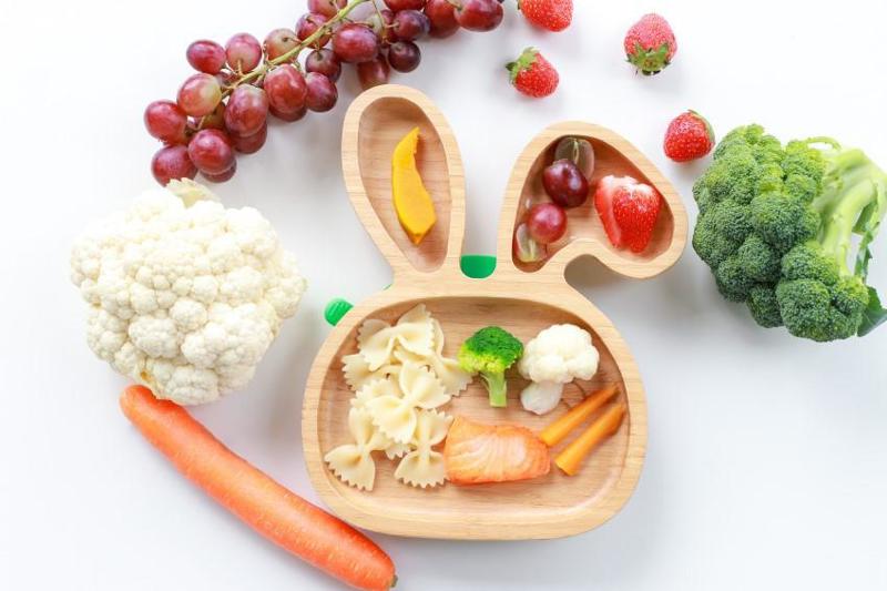 Trẻ sơ sinh sôi bụng đi ngoài mẹ ăn gì