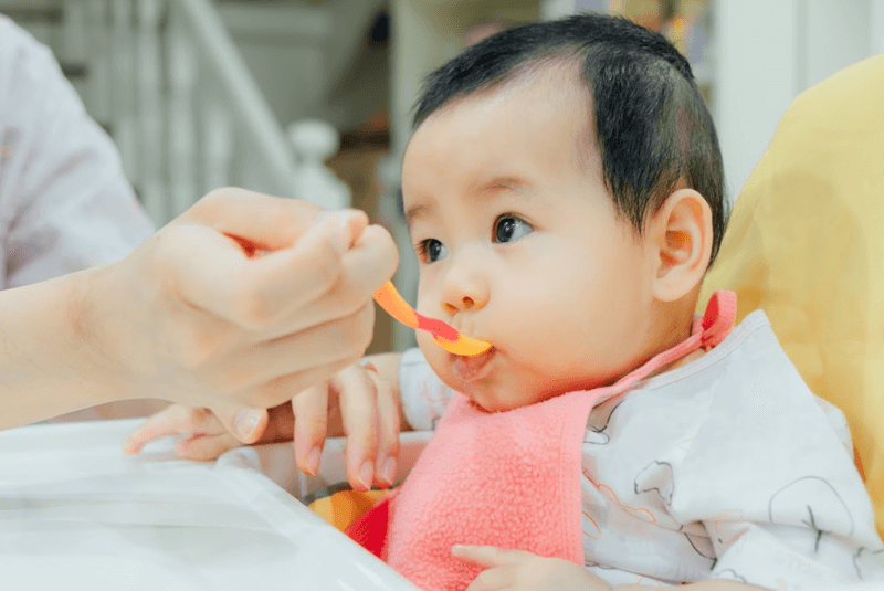 Trẻ sơ sinh xì hơi nhiều và thối phải làm sao