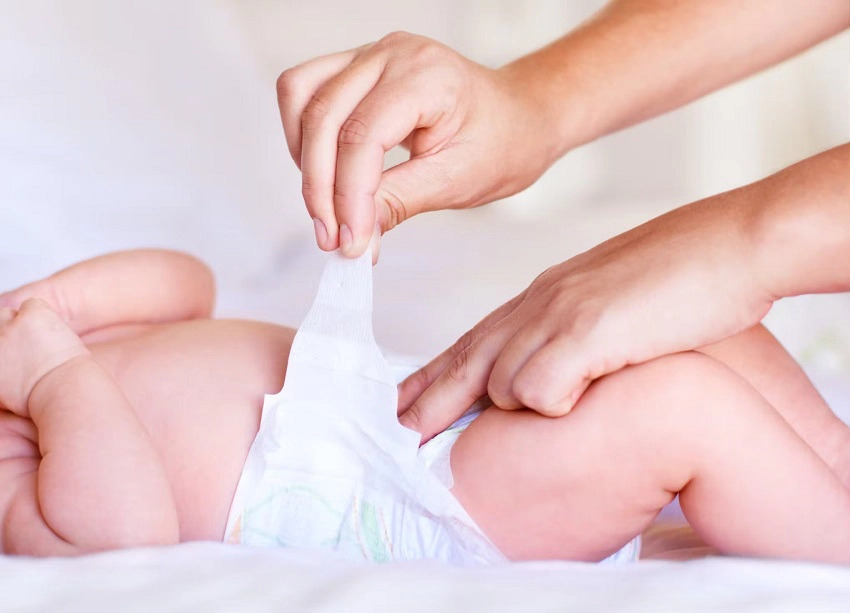 Trẻ uống sữa công thức đi ngoài màu vàng lỏng