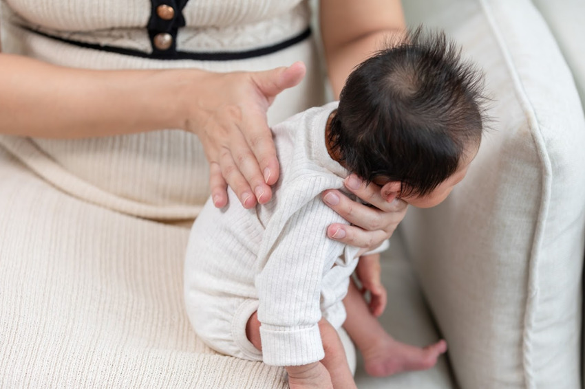 Cách vỗ ợ hơi cho trẻ dưới 1 tháng