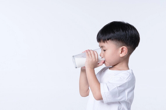 Trẻ bị kiết lỵ có uống sữa được không