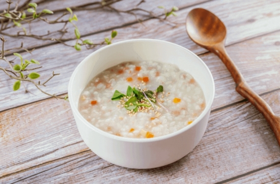 nấu cháo thịt heo cho bé