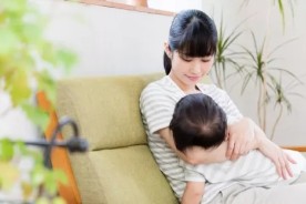 trẻ sơ sinh khó ngủ