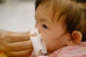 trẻ sơ sinh bị sổ mũi thở khò khè