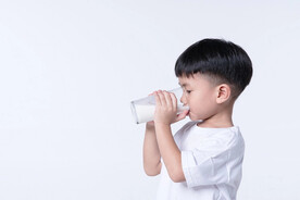 Trẻ bị kiết lỵ có uống sữa được không