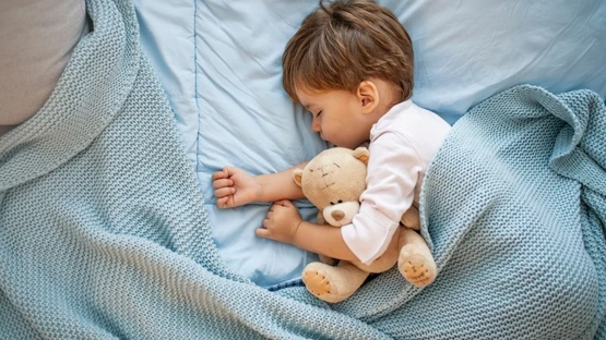 trẻ 3 tuổi ngủ hay giật mình khóc thét