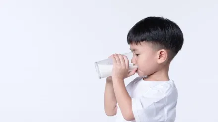 Trẻ bị kiết lỵ có uống sữa được không