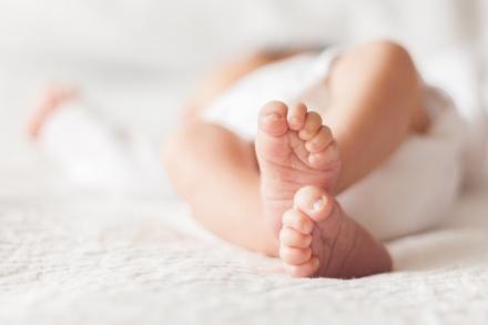 dấu hiệu trẻ đầy bụng