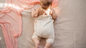 Tìm hiểu trẻ mấy tháng biết trườn