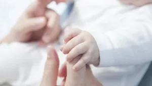 trẻ thở mạnh khi ngủ có sao không