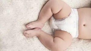 trẻ sơ sinh đi ngoài ra nước vàng