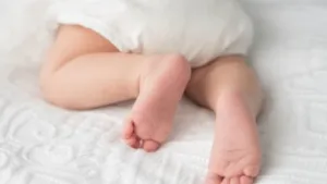 trẻ sơ sinh hay vặn mình