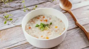 nấu cháo thịt heo cho bé 
