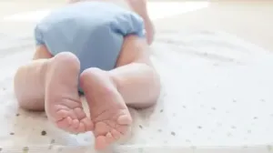 trẻ ọc sữa nhiều lần trong ngày có sao không
