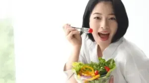 trẻ sơ sinh bị sôi bụng mẹ nên ăn gì