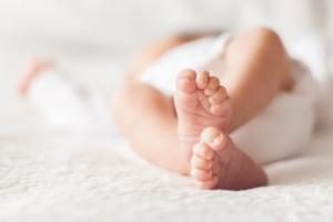 dấu hiệu trẻ đầy bụng