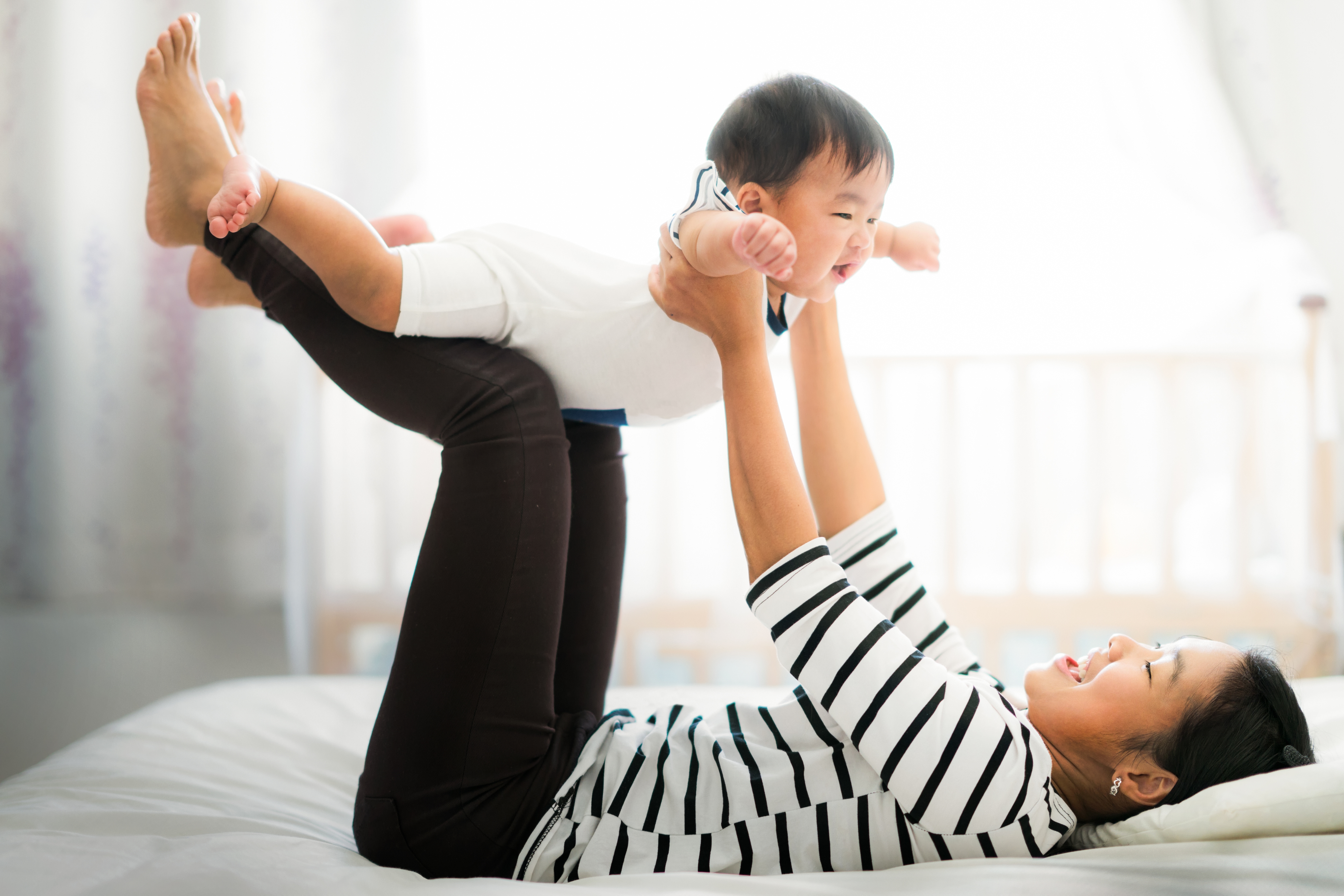 Trẻ 4 tháng tuổi biết làm gì và phát triển như thế nào