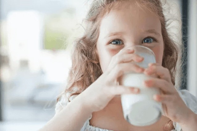 sữa công thức pha rồi để ngoài được bao lâu