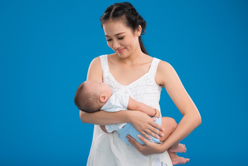 chơi với trẻ sơ sinh như thế nào
