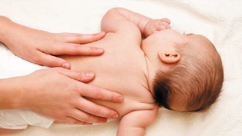 cách massage cho trẻ sơ sinh bị táo bón 4